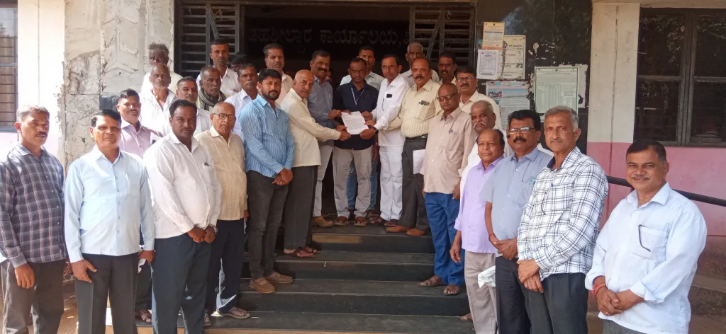 खानापूर-हेम्माडगा रस्त्याच्या दुरुस्तीसाठी वेगवेगळी निवेदने Various representations for repair of Khanapur-Hemmadaga road