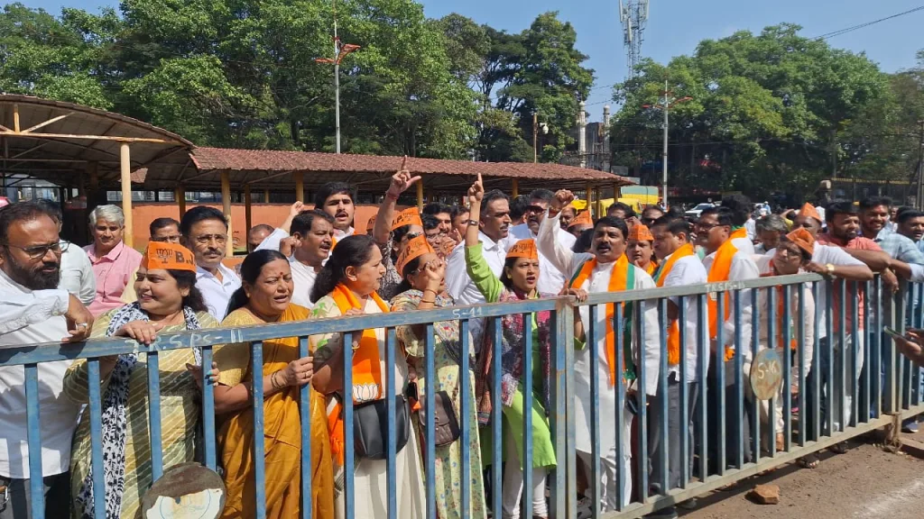 Cancel the membership of 'that' Congress MP