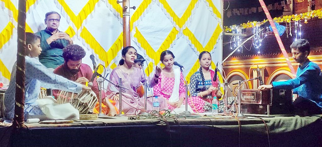 A Bhakti Natyadhara music concert was held at Savivere Anant Devasthanam