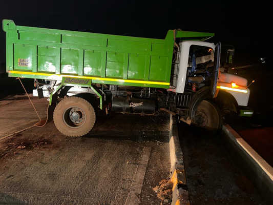ट्रकला ओव्हरटेक करताना अपघात Accident while overtaking truck