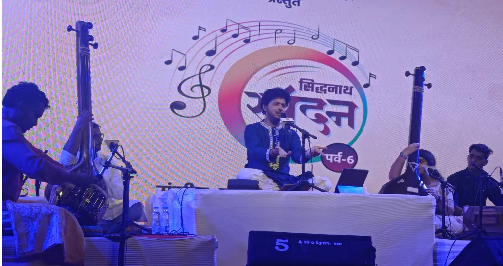 महेश काळे यांच्या स्वरयात्रेने श्रोते तृप्त..! Listeners satisfied with Mahesh Kale's swarayatra..!