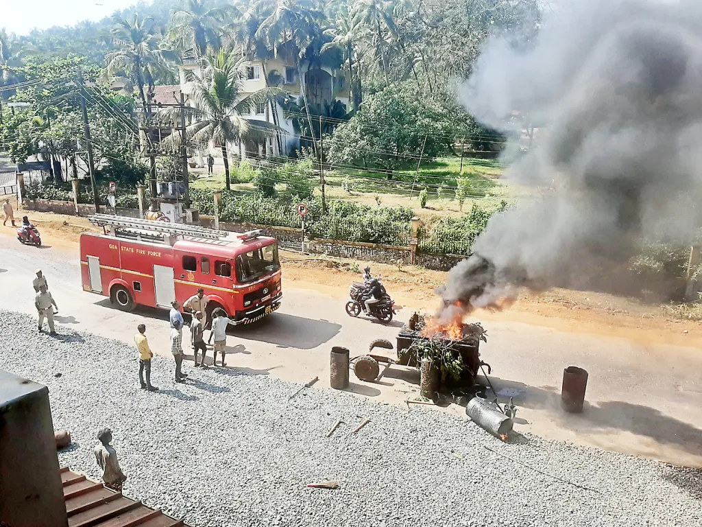 Asphalt melting machine caught fire on road at Warkhande-Fonda