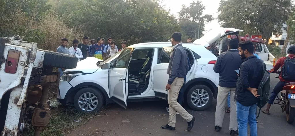 बेळगाव-हिंडलगा रोडवर कारची रिक्षाला धडक A car collided with a rickshaw on the Belgaum-Hindalga road