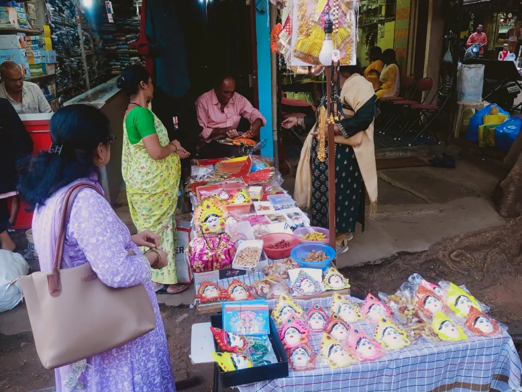Market rush for Margashirsha Thursday