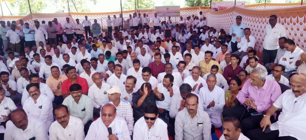 कंत्राटदारांची बिले तातडीने द्या Pay contractors' bills promptly