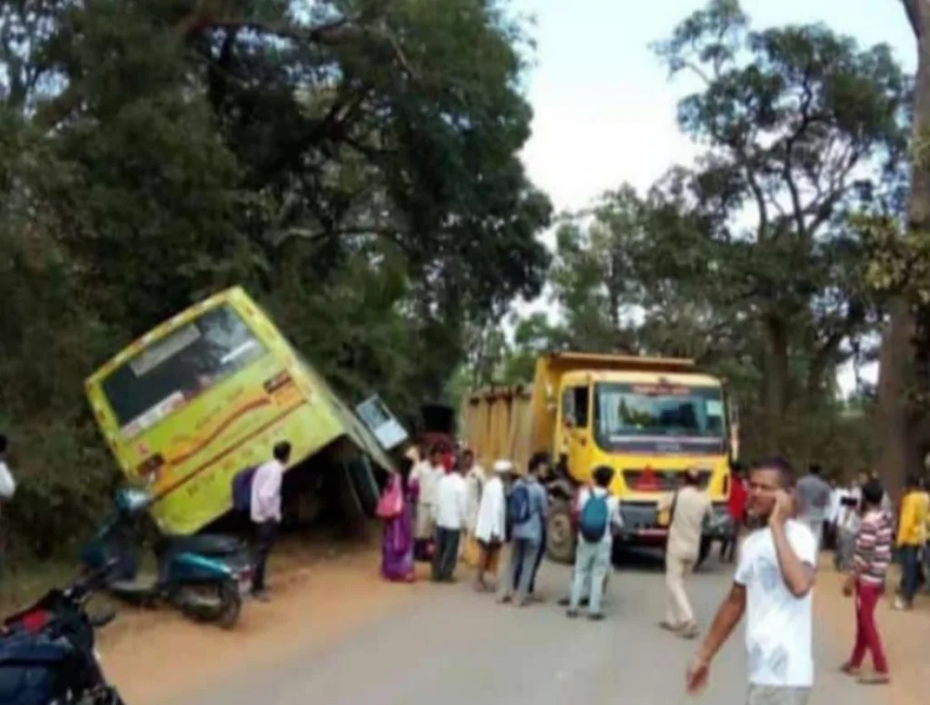 Bus accident near Gunjin: Fortunately, the passengers survived
