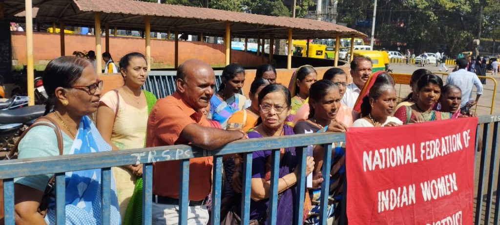 प्रवाशांसाठी अतिरिक्त बस उपलब्ध करून द्या Provide additional buses for passengers