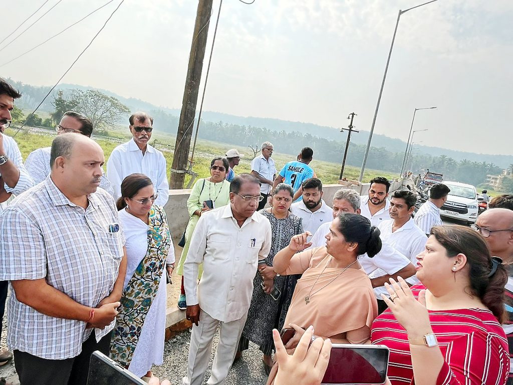 Inspection of waste farm land in Shivoli by Water Resources Minister