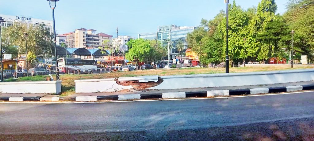 Ignoring the situation of the revolution circle; Pay attention to the ads..!