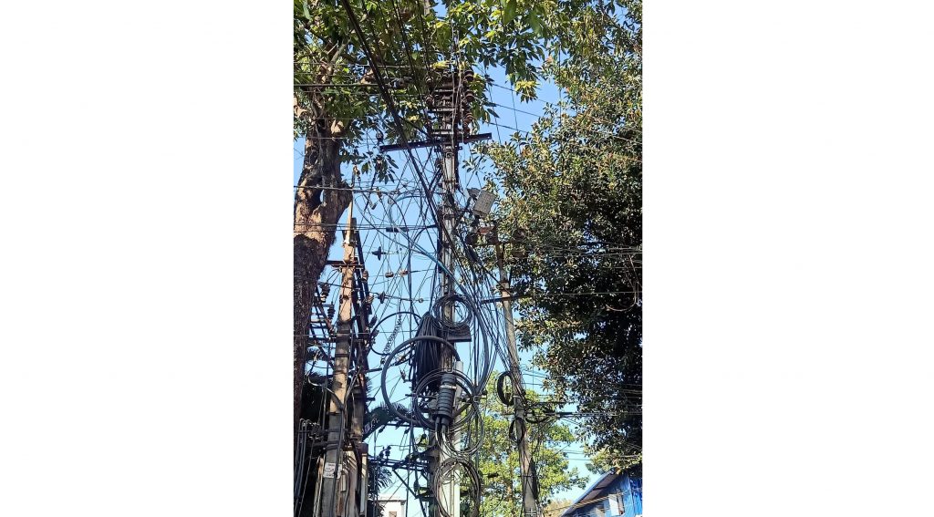 हेस्कॉमच्या विद्युतखांबांना केबल्सचा फास Laying of cables to Hescom poles