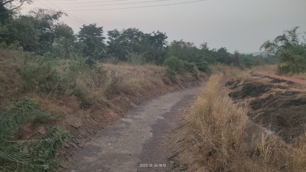 तिलारी कालव्याचा दरवाजा अडकला The door of the Tilari canal got stuck