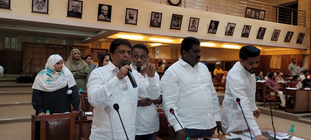 समुदाय भवन, कमान महत्त्वाची की समस्या? Community building, arch important or problem?