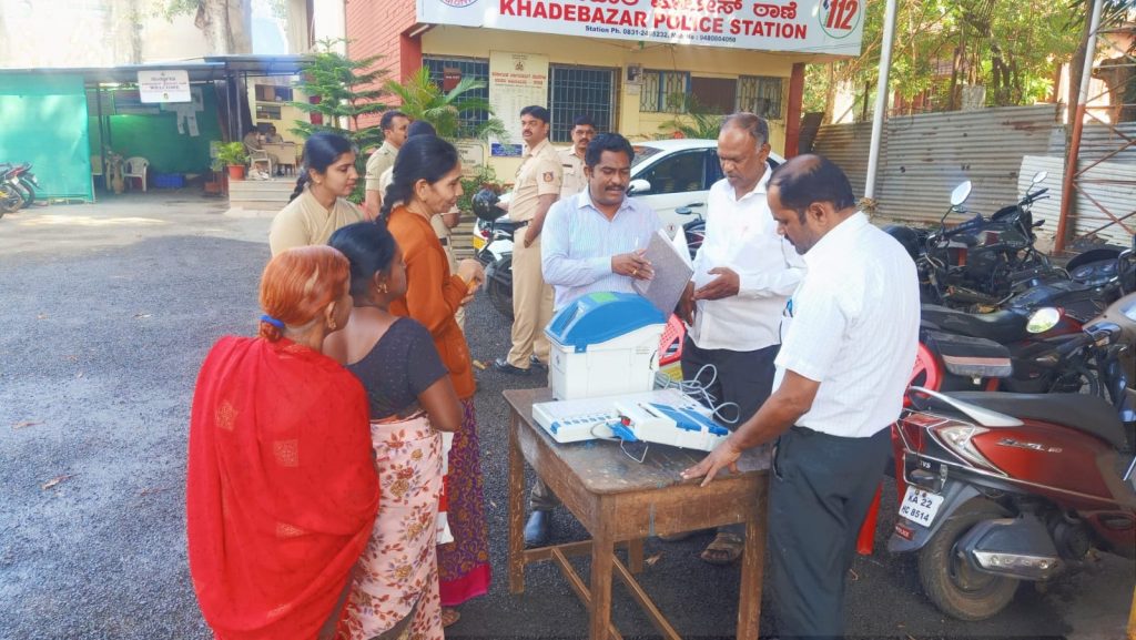 मतदान यंत्रांची बीएलओंकडून प्रात्यक्षिके Demonstration of voting machines by BLs