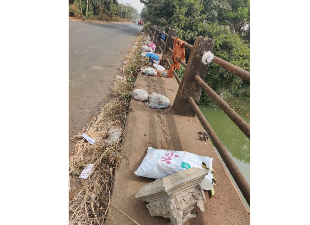 उचगावनजीकच्या मार्कंडेय नदीपात्राच्या दुतर्फा कचऱ्याचे ढिगारे Garbage dump on both sides of the Markandey riverbed near Uchgaon