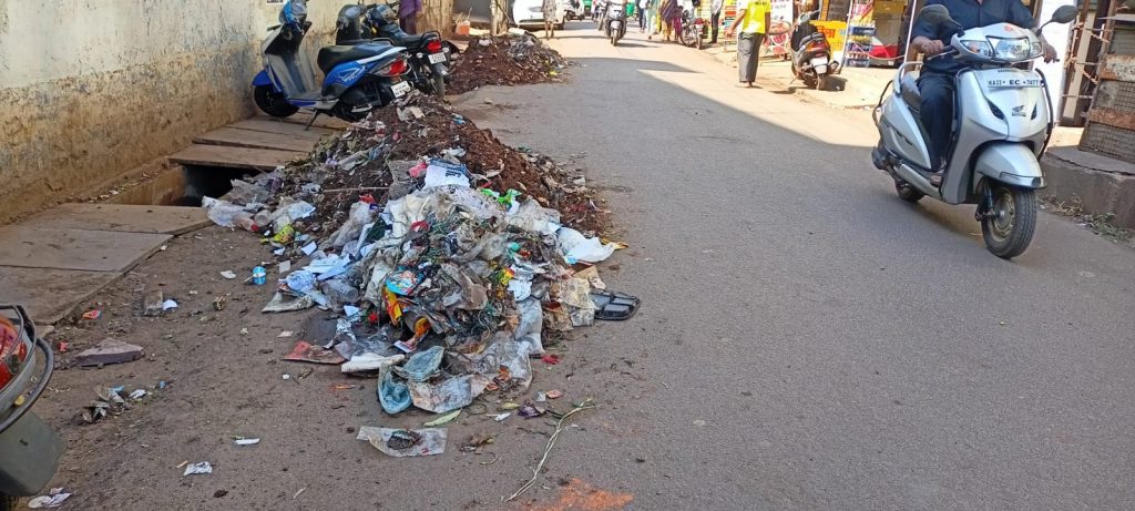 रिसालदार गल्लीत कचऱ्याचा ढीग Heap of garbage in Risaldar Gali