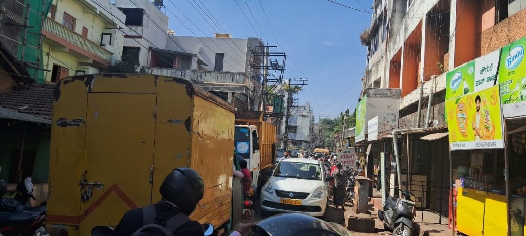 गणाचारी गल्लीत चेंबर दुरुस्तीमुळे वाहतूक कोंडी Traffic jam due to chamber repair in Ganachari Galli