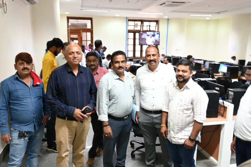 हेमंत निंबाळकर यांची मीडिया सेंटरला भेट Hemant Nimbalkar's visit to the media centre