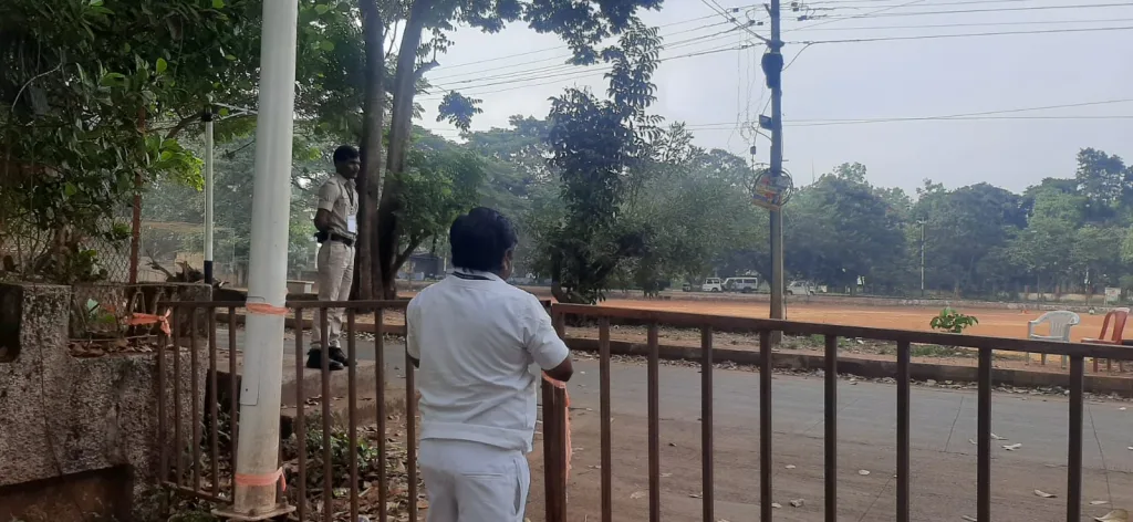 मेळाव्याच्या धास्तीने पोलिसांनी अडविला रस्ता.. The police blocked the road in fear of the mahamelava