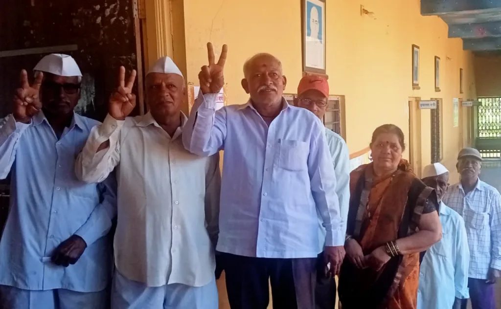 दुधगंगा वेदगंगा सह साखर कारखाना निवडणुकीसाठी राधानगरी मतदान केंद्रावर सकाळच्या सत्रात सरासरी 50 टक्के मतदान Dudhganga Vedganga with 50 percent turnout for sugar factory elections