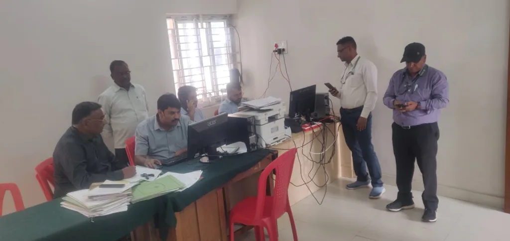 A bunch of ministers and officers; The number of employees