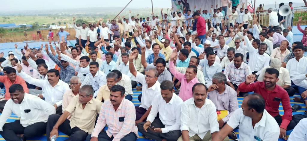 Provide facilities to weavers on the lines of construction workers