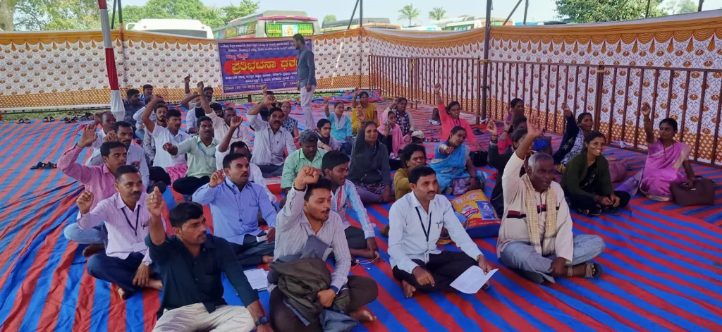 महाविद्यालयातील डी ग्रुपमधील कर्मचाऱ्यांना नोकरीत कायम करा Retain D group employees in the college