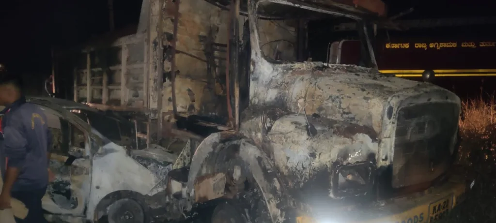 डंपर-कारच्या धडकेत दोघांचा होरपळून मृत्यू Two died in a collision with a dumper car