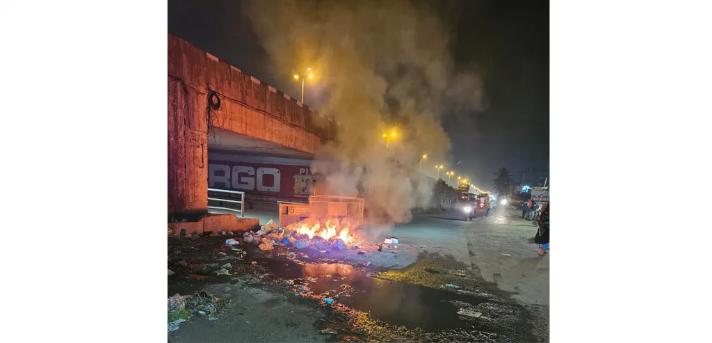 गांधीनगर येथे कचरा पेटवून दिल्याने संताप Outrage over garbage burning in Gandhinagar