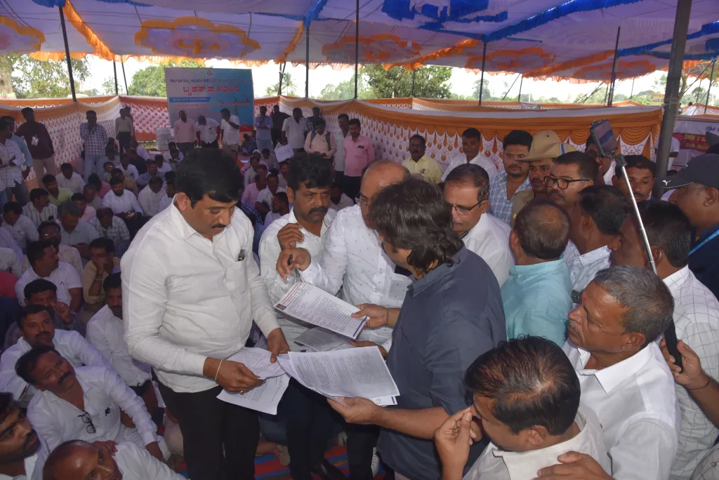 विद्युत कंत्राटदारांचे बिलांसाठी आंदोलन Electrical contractors' agitation for bills