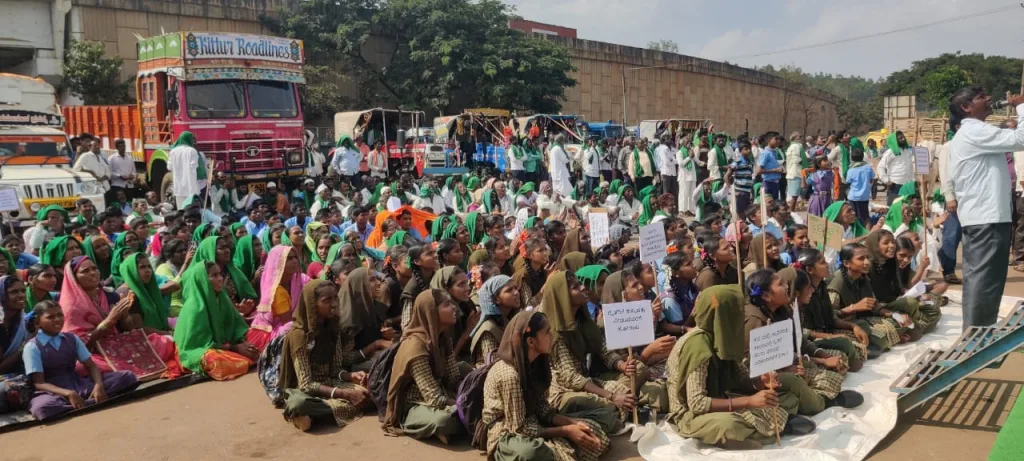 शेतकरी आंदोलकांना पोलिसांकडून धक्काबुक्की Farmer protesters were beaten by the police