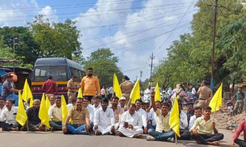 जतमध्ये पाचव्या दिवशीही धनगर आरक्षणासाठी आंदोलन सुरूच, युवकांनी केला रास्ता रोको Agitation continues for Dhangar reservation in Jat