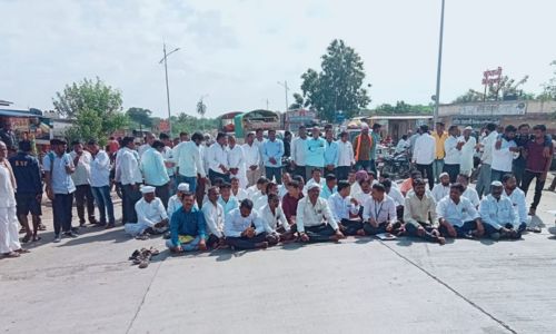 म्हैसाळ पाण्यासह विविध मागण्यासाठी मुचंडी येथे रास्ता रोको Stop en route at Muchandi for various begs including buffalo water
