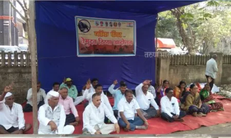 ‘ब्लॅक पँथर’तर्फे जि.प.समोर धरणे आंदोलन Protest by Black Panther in front of G.P
