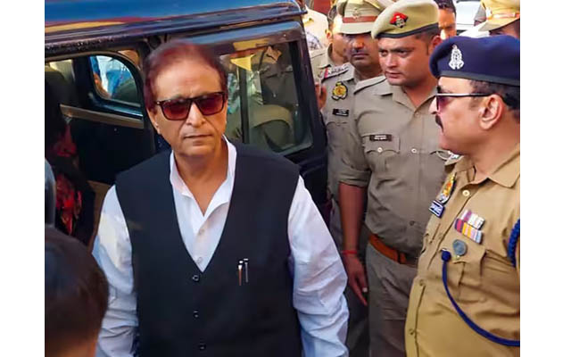 आझम खानना दिलासा देण्यास ‘सर्वोच्च’ नकार 'Supreme' refuses to grant relief to Azam Khan