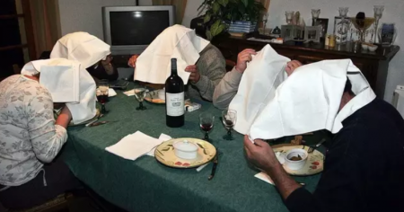 चेहरा झाकून खावी लागणारी डिश A dish to be eaten with the face covered