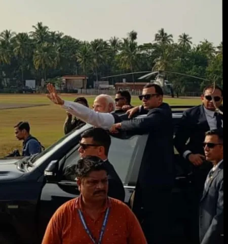 पंतप्रधान नरेंद्र मोदींच्या हस्ते छत्रपती शिवाजी महाराजांच्या पुतळ्याचे अनावरण