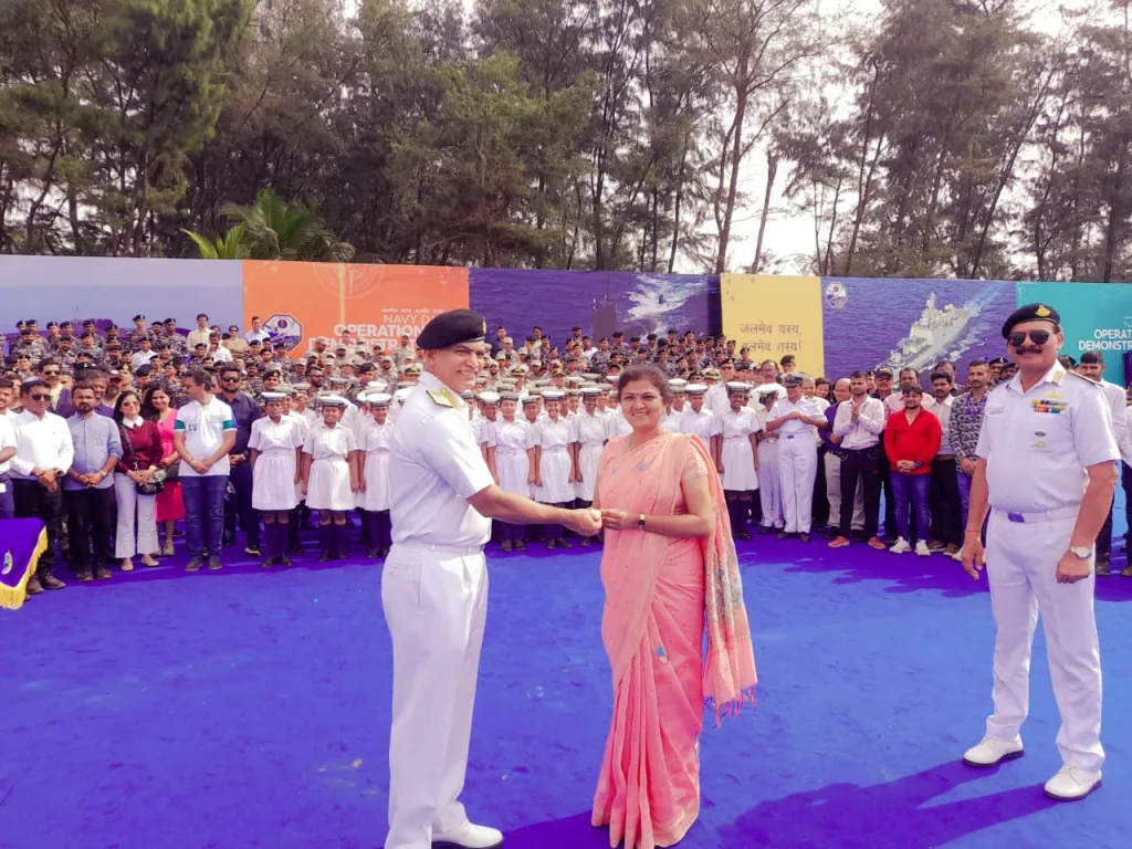 नौदल प्रमुखांकडून तहसीलदार, पोलीस अधिक्षक,बांधकाम अभियंता यांचा सन्मान