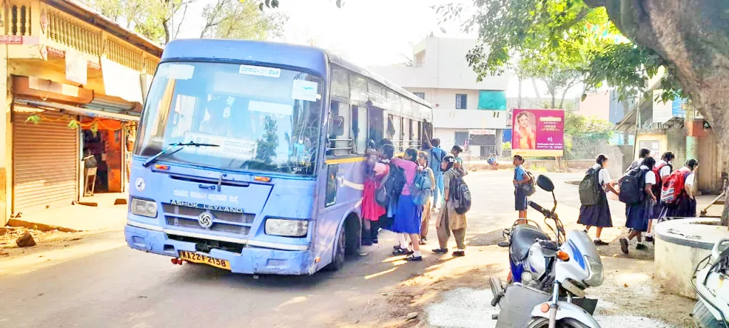 धामणे परिसरातील विद्यार्थ्यांवर जीवघेणा प्रसंग Fatal incident on students in Dhamane area