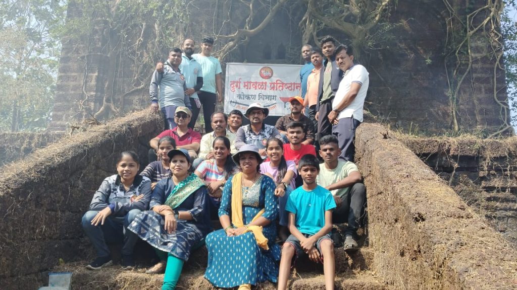 बांदा रोजे घुमट येथे स्वच्छता मोहीम