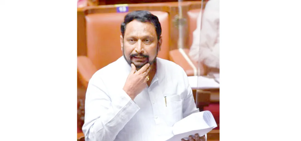 Laxman Sawadi insists on the problems of sugarcane growers