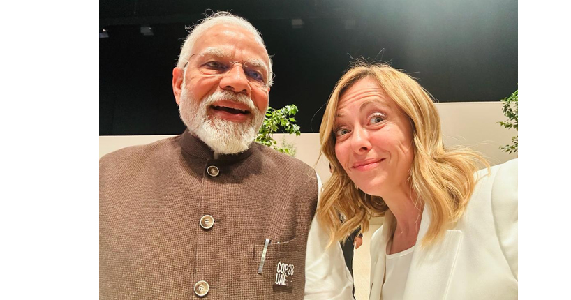 मित्रांना भेटणे नेहमीच आनंददायक ! It's always nice to meet friends!