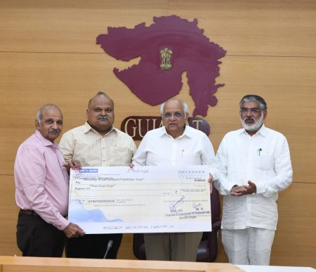 शिवसृष्टीला गुजरात सरकारकडून पाच कोटीची देणगी 5 Crore donation from Gujarat Government to Shiv Srishti