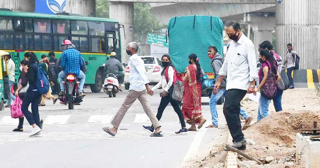 रस्त्यांवर पायी चालणाऱ्यांना दुर्घटनेचा सर्वाधिक धोका Pedestrians are at the highest risk of accidents on roads