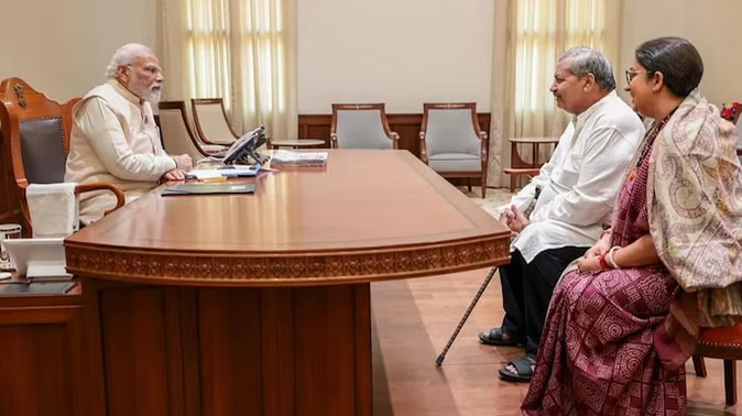 स्मृती इराणी वडिलांसोबत पंतप्रधान मोदींच्या भेटीला