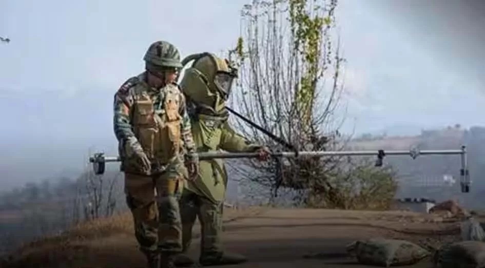 संरक्षणमंत्र्यांच्या दौऱ्यापूर्वी काश्मीरमध्ये स्फोटके जप्त