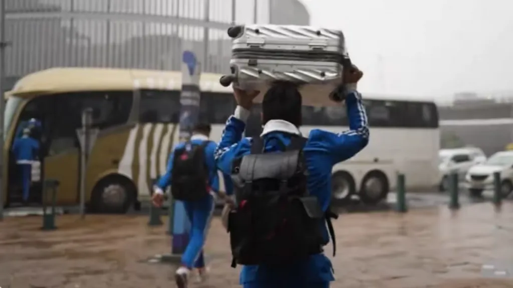 भारतीय खेळाडूंनी डोक्यावर घेतली बॅग.. Indian players took the bag on their heads..