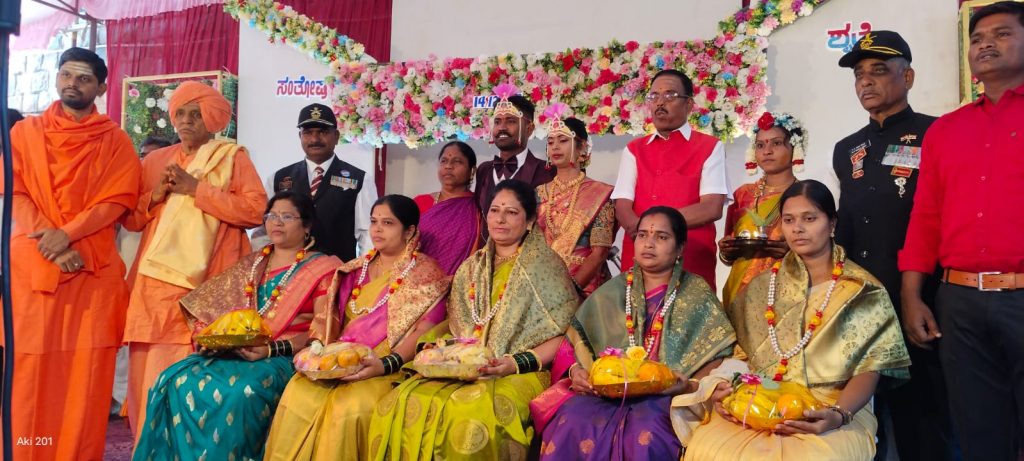 आपल्या साताजन्माची गाठ बांधताना जवानाने केला वीरपत्नींचा सन्मान Untitled-2.jpeg