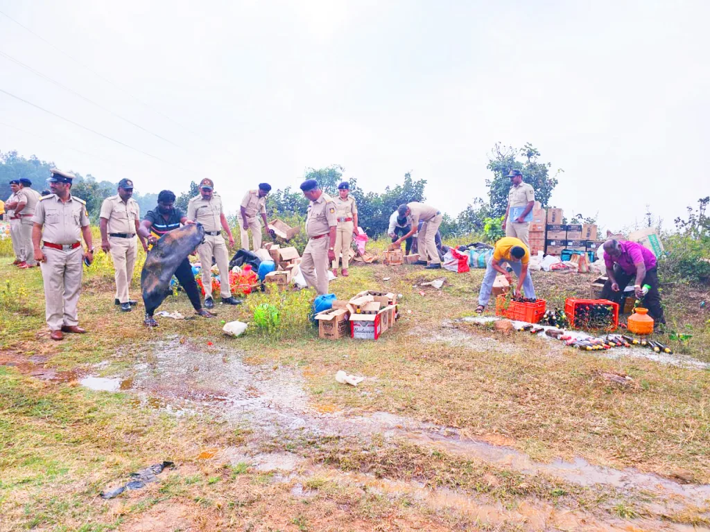 अबकारी खात्याकडून बेकायदा दारूसाठा नष्ट Excise department destroys illegal stock of liquor