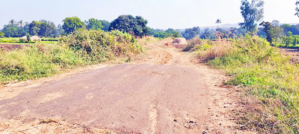 केवळ एका शेतकऱ्याच्या तक्रारीमुळे बस्तवाड-धामणे रस्ताकाम अर्धवटच Bastwad-Dhamane road work partially due to one farmer's complaint