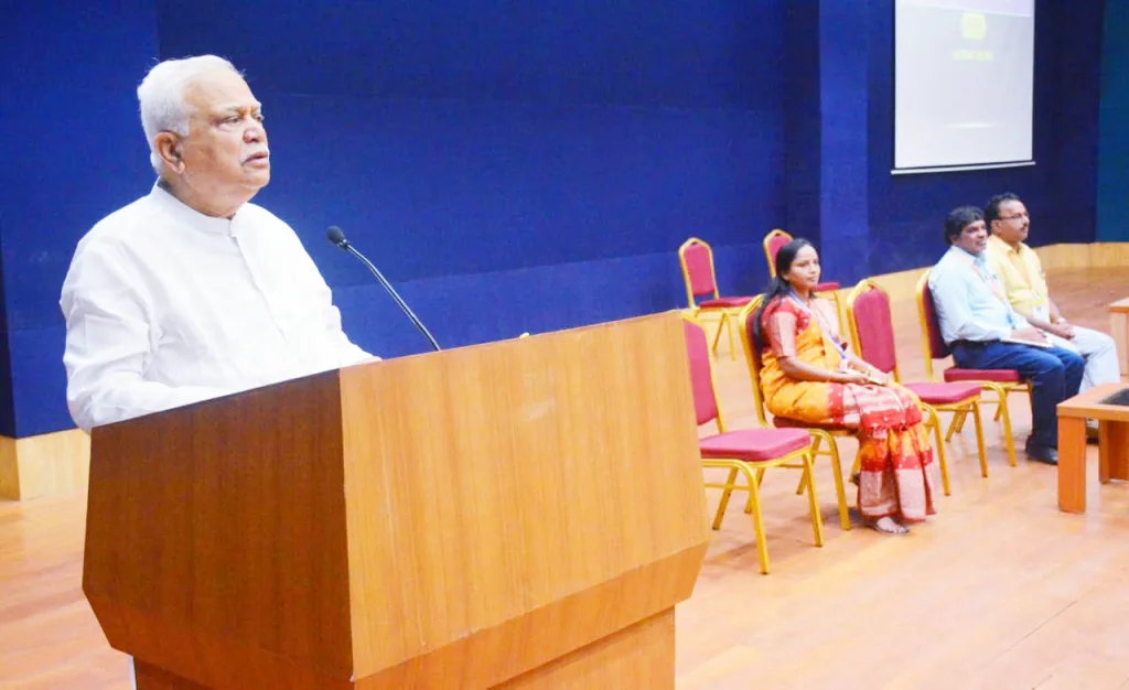 सरकारच्या सुविधा वापरून विद्याविभूषित व्हा! Get educated using government facilities!